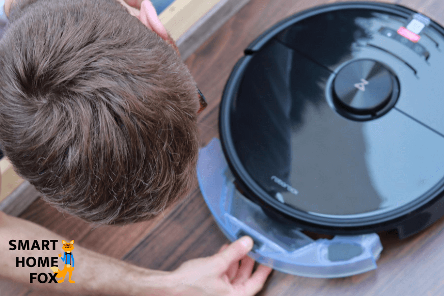 Wassertank wird von hinten an den Roborock S6 MaxV drangemacht